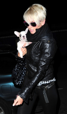Sarah_Harding_visits_a_mystery_man_in_Camden_13_02_09_281129.jpg
