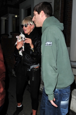 Sarah_Harding_visits_a_mystery_man_in_Camden_13_02_09_281729.jpg