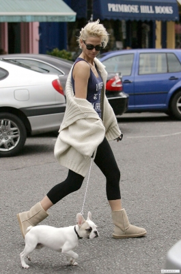 Sarah_Harding_walking_in_Primose_Hill2C_London_220509_28129.jpg