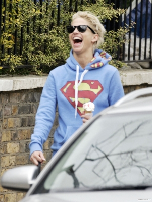 Sarah_Harding_walking_with_her_dog_and_Tom_25_05_09_281129.jpg