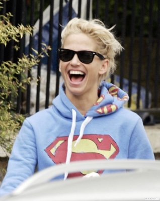Sarah_Harding_walking_with_her_dog_and_Tom_25_05_09_281229.jpg