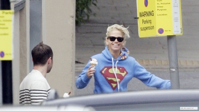 Sarah_Harding_walking_with_her_dog_and_Tom_25_05_09_281729.jpg