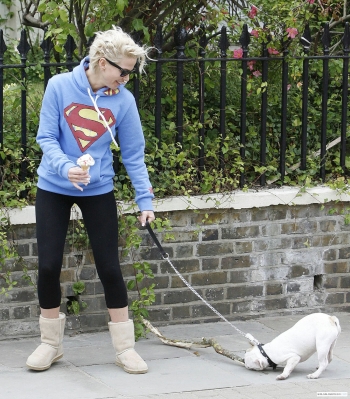 Sarah_Harding_walking_with_her_dog_and_Tom_25_05_09_28629.jpg