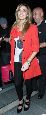 Girls_Aloud_arriving_at_their_hotel_in_Birmingham_200509_28229.jpg