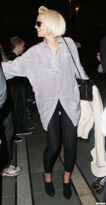 Girls_Aloud_arriving_at_their_hotel_in_Birmingham_200509_282629.jpg