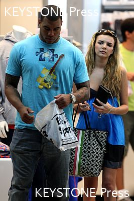 Nadine_and_Jason_shopping_in_Miami_040109_281429.jpg