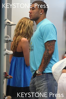 Nadine_and_Jason_shopping_in_Miami_040109_282029.jpg