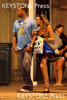 Nadine_and_Jason_shopping_in_Miami_040109_282929.jpg