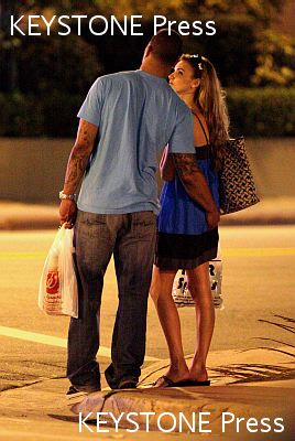 Nadine_and_Jason_shopping_in_Miami_040109_283329.jpg