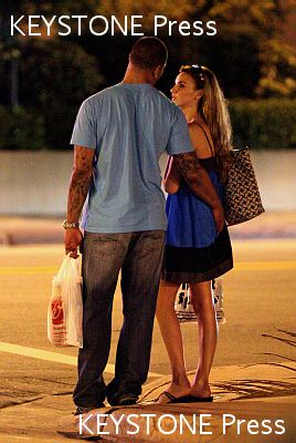 Nadine_and_Jason_shopping_in_Miami_040109_283529.jpg