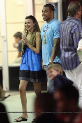 Nadine_and_Jason_shopping_in_Miami_040109_284429.jpg