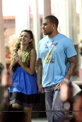 Nadine_and_Jason_shopping_in_Miami_040109_284529.jpg