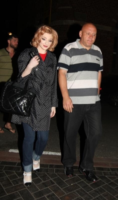 Nadine_and_Nicola_arriving_at_their_hotel_in_Leeds_23_04_09_281129.jpg