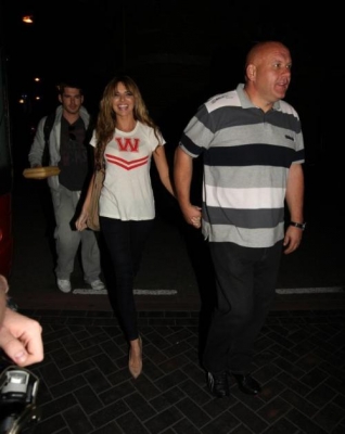 Nadine_and_Nicola_arriving_at_their_hotel_in_Leeds_23_04_09_281529.jpg