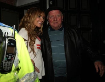Nadine_and_Nicola_arriving_at_their_hotel_in_Leeds_23_04_09_281629.jpg