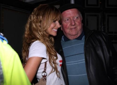 Nadine_and_Nicola_arriving_at_their_hotel_in_Leeds_23_04_09_281729.jpg