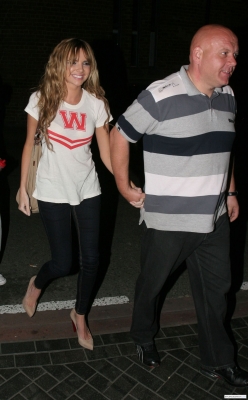 Nadine_and_Nicola_arriving_at_their_hotel_in_Leeds_23_04_09_28229.jpg