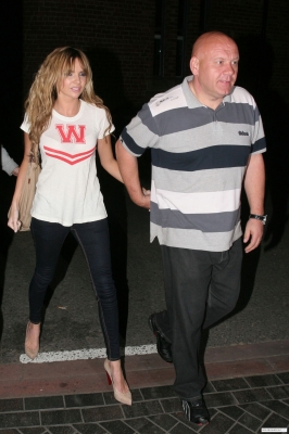 Nadine_and_Nicola_arriving_at_their_hotel_in_Leeds_23_04_09_28529.jpg