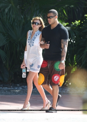 Nadine_Coyle_and_Jason_Bell_Out_and_About_in_Miami_01012009_28329.jpg