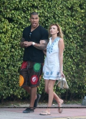 Nadine_Coyle_and_Jason_Bell_Out_and_About_in_Miami_01012009_28529.jpg
