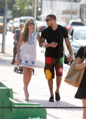 Nadine_Coyle_and_Jason_Bell_Out_and_About_in_Miami_01012009_28829.jpg