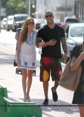 Nadine_Coyle_and_Jason_Bell_Out_and_About_in_Miami_01012009_28929.jpg