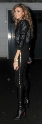 Nadine_Coyle_arrives_home_280509_28129.jpg