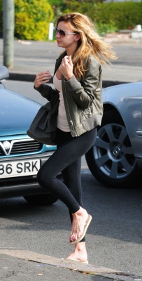 Nadine_Coyle_Goes_To_A_Tanning_Salon_in_London2C_060409_28229.jpg