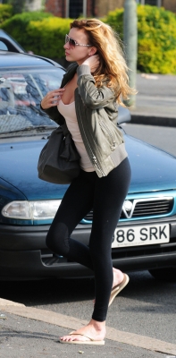 Nadine_Coyle_Goes_To_A_Tanning_Salon_in_London2C_060409_28429.jpg