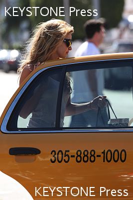Nadine_Coyle_hails_a_taxi_060109_281629.jpg