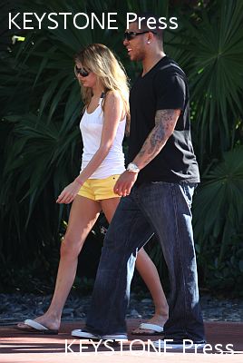 Nadine_Coyle_hails_a_taxi_060109_282429.jpg