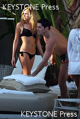 Nadine_Coyle_in_a_Bikini_in_Miami_050109_281729.jpg