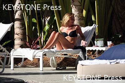 Nadine_Coyle_in_a_Bikini_in_Miami_050109_282029.jpg