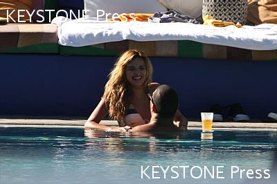 Nadine_Coyle_in_a_striped_bikini_060109_281029.jpg