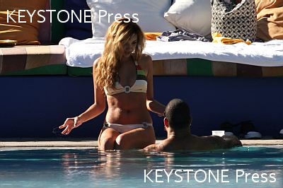 Nadine_Coyle_in_a_striped_bikini_060109_28129.jpg
