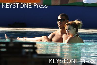 Nadine_Coyle_in_a_striped_bikini_060109_281529.jpg
