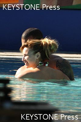Nadine_Coyle_in_a_striped_bikini_060109_281729.jpg