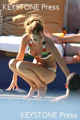 Nadine_Coyle_in_a_striped_bikini_060109_282529.jpg