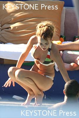Nadine_Coyle_in_a_striped_bikini_060109_282629.jpg