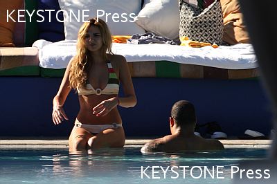 Nadine_Coyle_in_a_striped_bikini_060109_28329.jpg