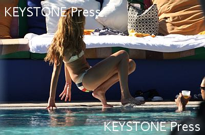 Nadine_Coyle_in_a_striped_bikini_060109_283329.jpg