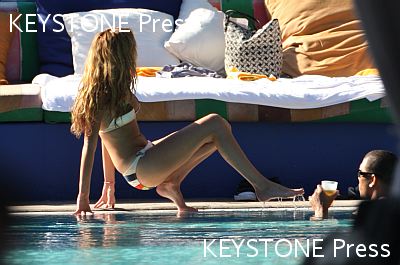 Nadine_Coyle_in_a_striped_bikini_060109_283529.jpg