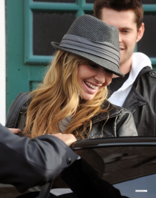 Nadine_Coyle_leaving_her_home_180209_281129.jpg