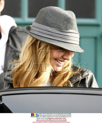 Nadine_Coyle_leaving_her_home_180209_28129.jpg