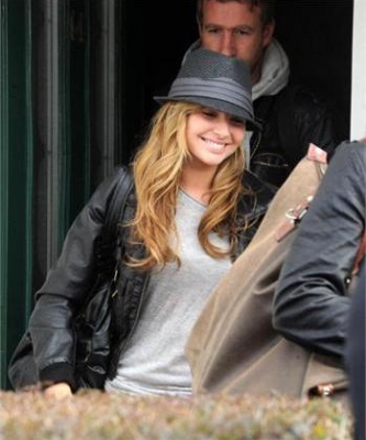 Nadine_Coyle_leaving_her_home_180209_28329.jpg