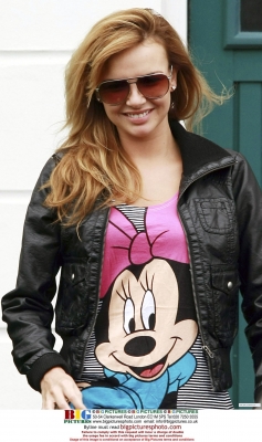 Nadine_Coyle_leaving_home_on_bank_holiday_130409_28129.jpg
