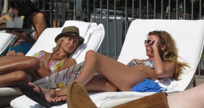 Nadine_in_the_pool_at_her_hotel_in_Los_Angeles_26_06_09_281129.jpg