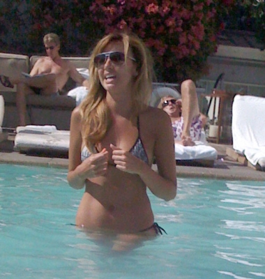Nadine_in_the_pool_at_her_hotel_in_Los_Angeles_26_06_09_281329.jpg
