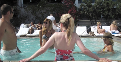 Nadine_in_the_pool_at_her_hotel_in_Los_Angeles_26_06_09_28529.jpg