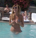 Nadine_in_the_pool_at_her_hotel_in_Los_Angeles_26_06_09_281329.jpg